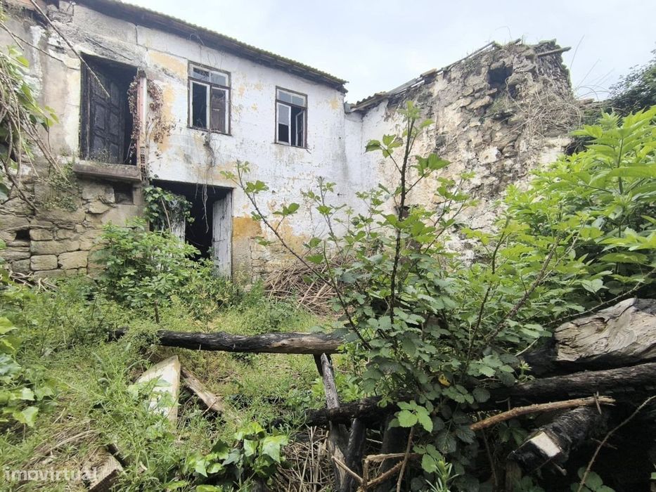 Casa antiga com pátio Garagem e aexos