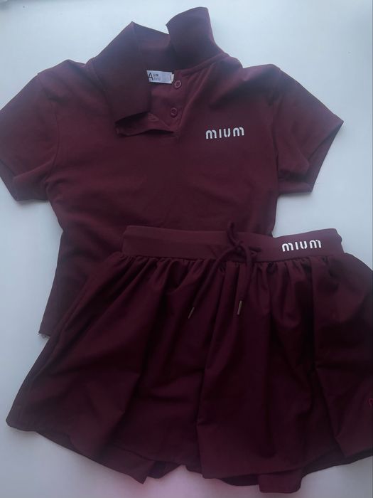 Бордовий костюм спідниця-шорти та поло в стилі Miu Miu