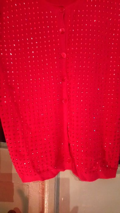 Красивая красная кофта в красных камнях .Италия .Новая