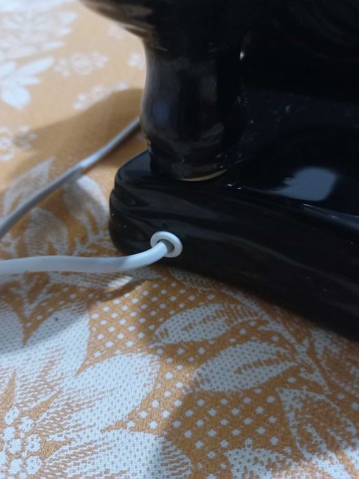 Настільна лампа зі статуеткою