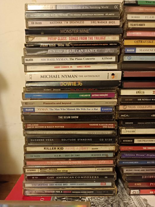 Vários CDs e DVDs