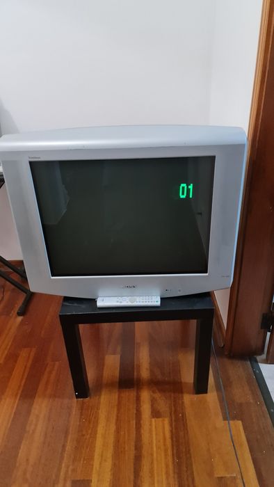 Vendo tv sony a funcionar muito bem. Inclui comando