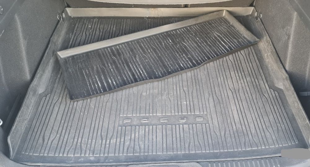 Tapetes originais p/ mala Ford Focus IV