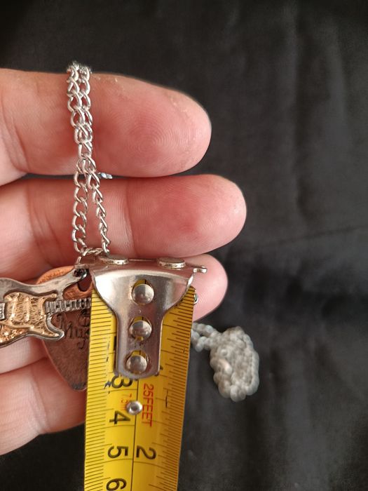 Colar com Pendente de Palheta e de Guitarra