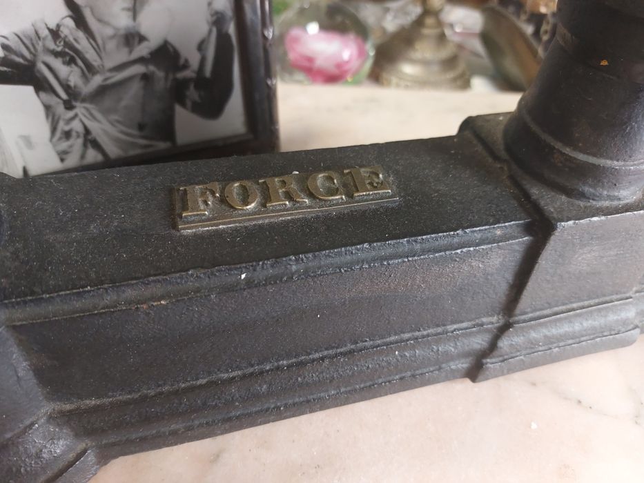 Antiga balança em ferro fundido e pratos em latão, 15kg