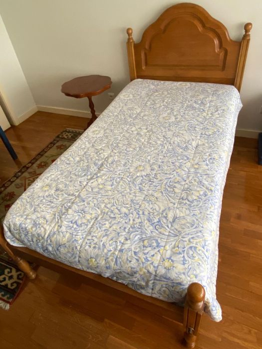 Cama individual em madeira com colchão