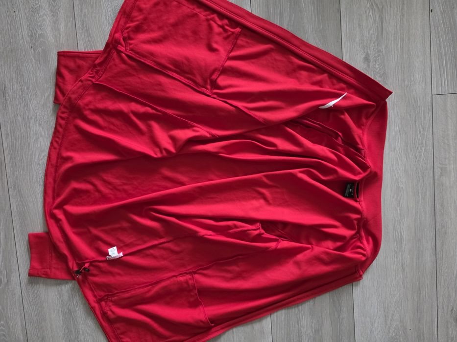 Nike bluza sportowa czerwona Dri-FIT Red rozmiar M

ramion  44 cm
szerokość pahy 56 cm
długość 69cm