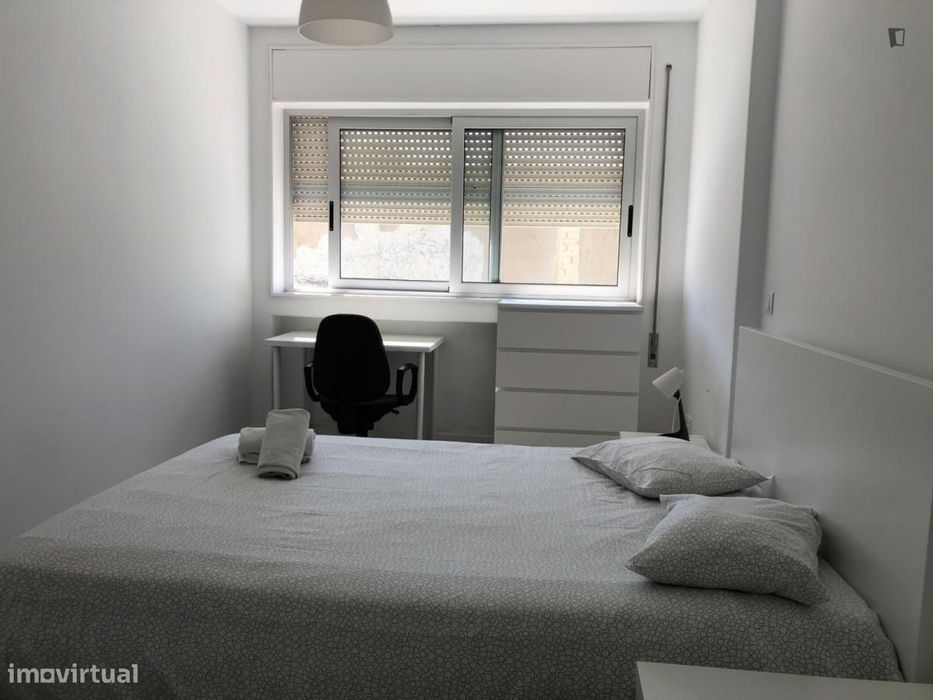 Room - Located in Bonfim, Porto