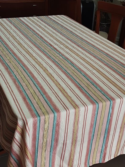 Toalha  de mesa aberta  bom tecido cores alegres
