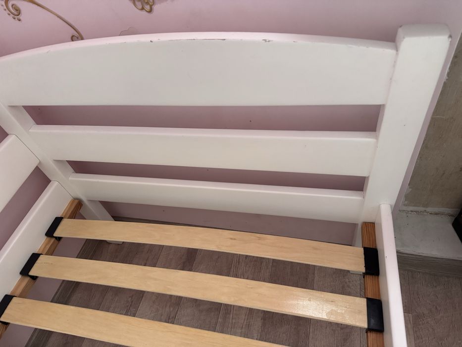 Кровать  односпальная из  натур дерева