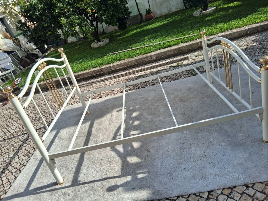 Cama de quarto de corpo e meio.