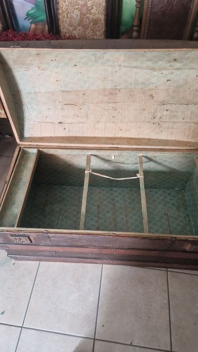 Baú antigo em madeira e chapa