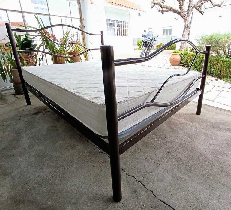 Cama de casal em ferro tubular leve resistente