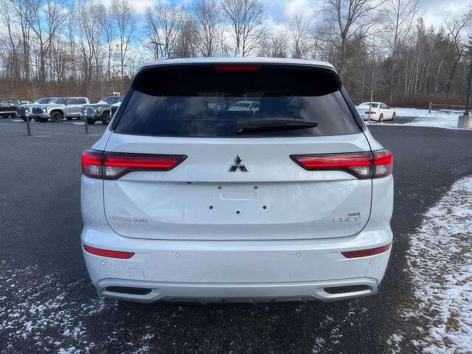 Mitsubishi Outlander      2023