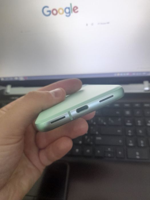 Продам Pixel 8a в дуже гарному стані + швидкий зарядний пристрій