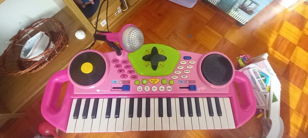 Piano de brincar com microfone