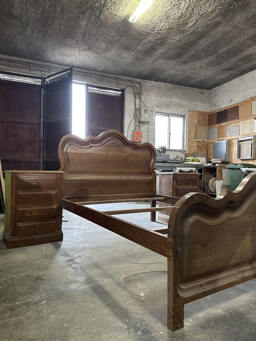 Cama e mesas de cabeceira madeira de castenho