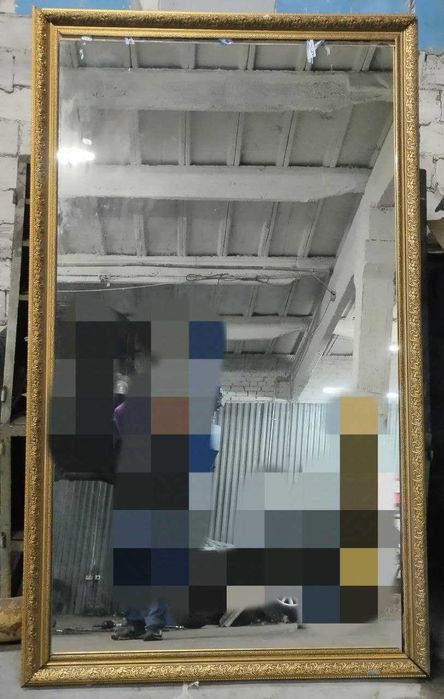 Велике настінне дзеркало з рамою