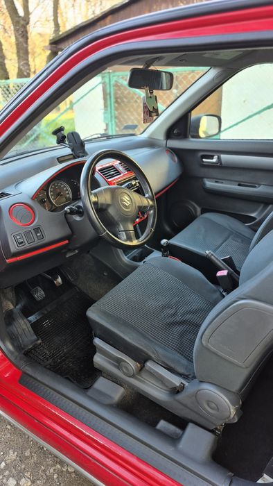 Suzuki Swift III 1.3  68 kW  2005