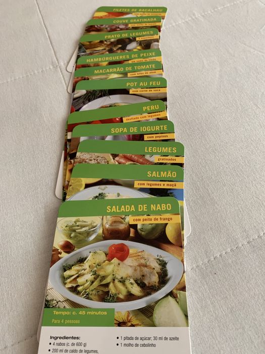 Livro de receitas dentro de lata