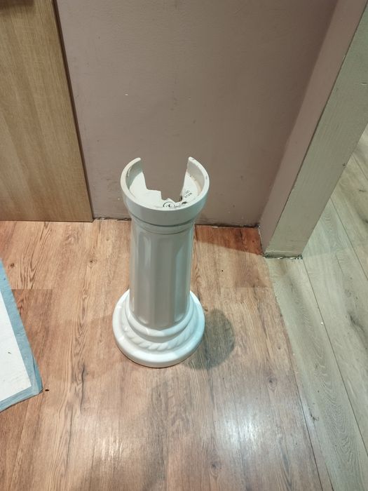 Stara umywalka z trzema kranami