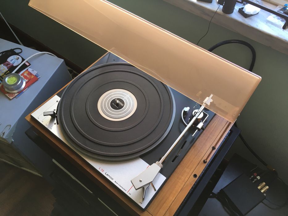 Lenco L75 gira-discos