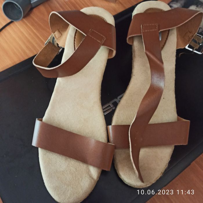 Босоножки 39 размер коричневый цвет на небольшой платформе