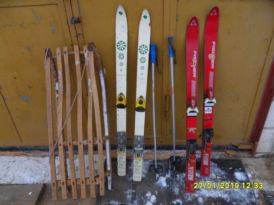 sanki plastikowe , narty buty, kaski