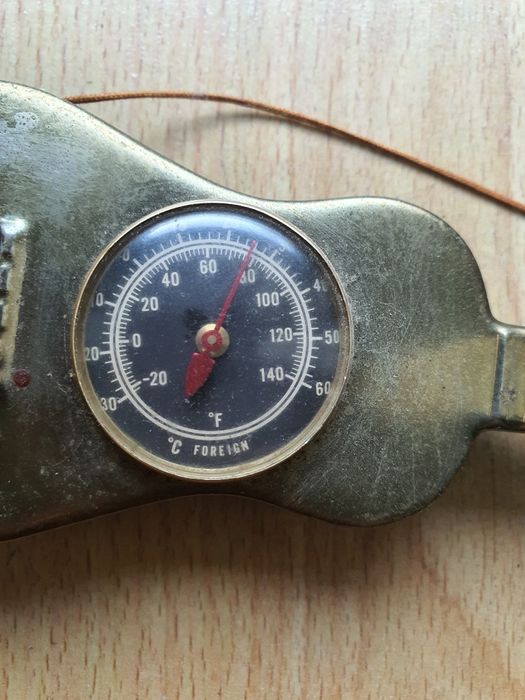 Miniatura gitary z termometrem z miedzi i plastiku.