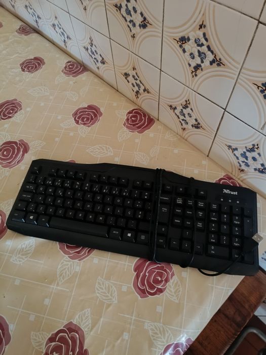 Computador com monitor, teclado e máquina de faturas