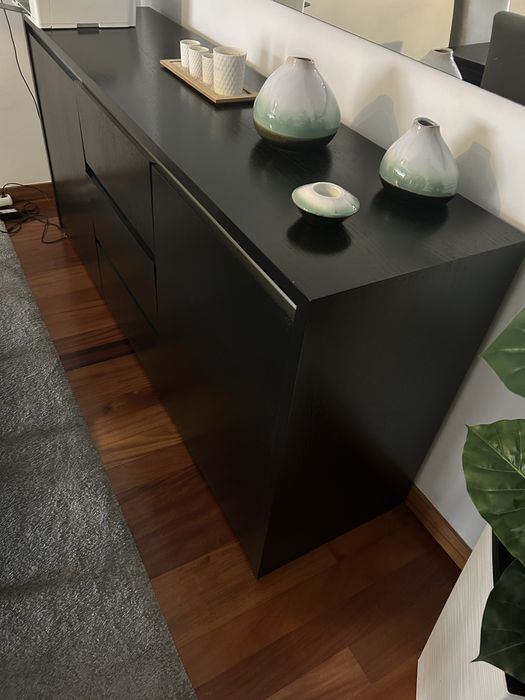 Sala de jantar mesa extencivel , com 6 cadeiras aparador com espelho, transporte a cargo do comprador