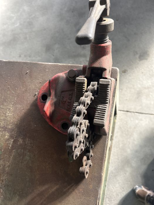 Bancada com torno e dispositivo de aperto de redondos