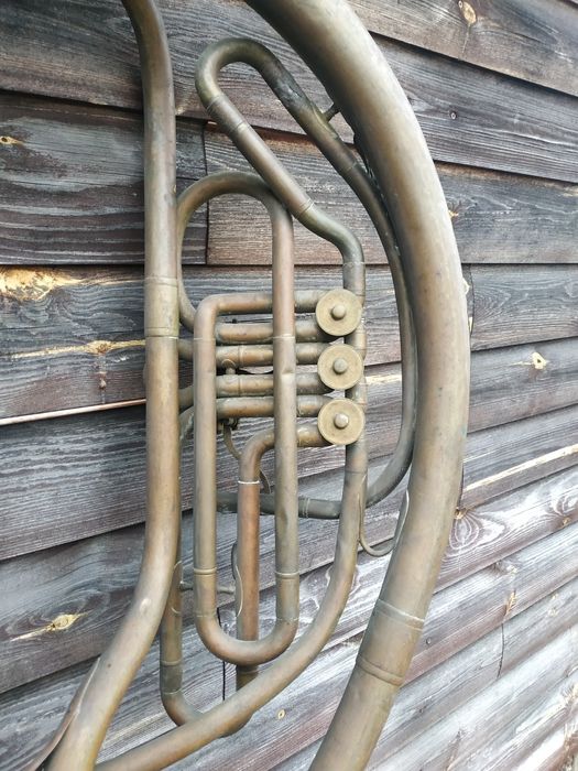 Duży retro mosiężny róg waltornia dekoracja rekwizyt do sesji zdjęciow