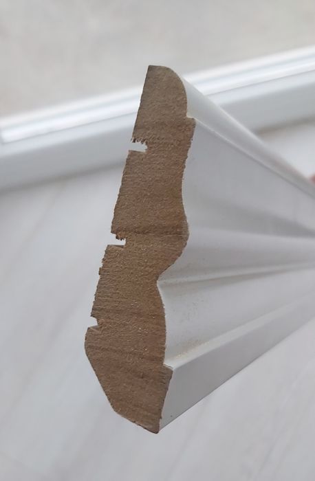 Продам плінтус білий