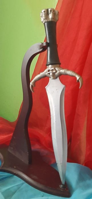 Колкционный кинжал