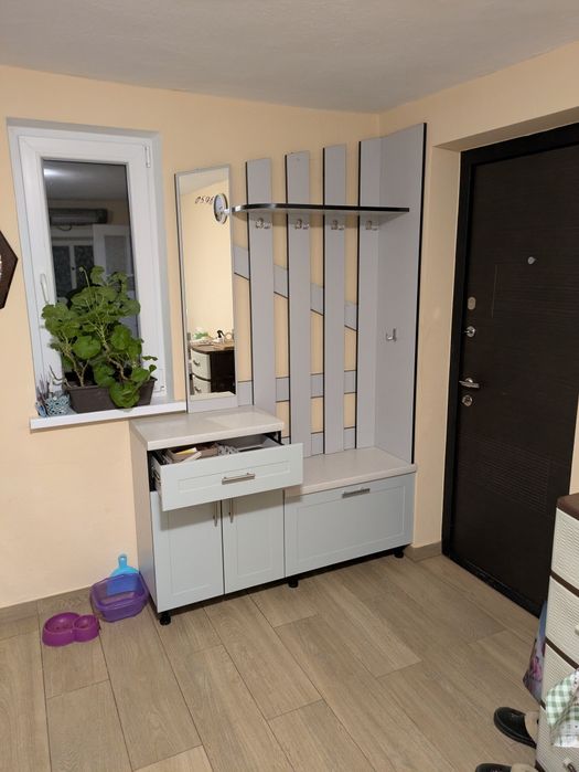 Прихожа шириною 135см. І висотою21см.5