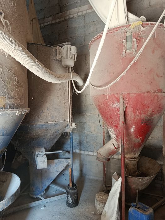 Witam sprzedam dwa mieszalniki jeden o pojemności 1000kg drugi 1500kg,