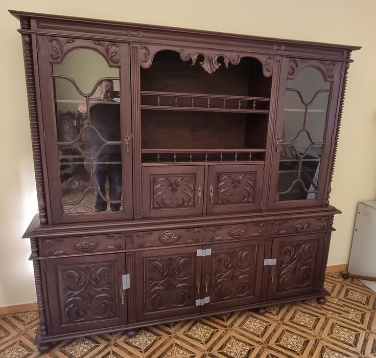 Vendo armario sala e mesa com 8 cadeiras