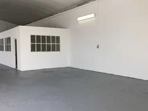 Arrenda-se Armazem com 200m2 tapados e logradouro de 150,com contracto