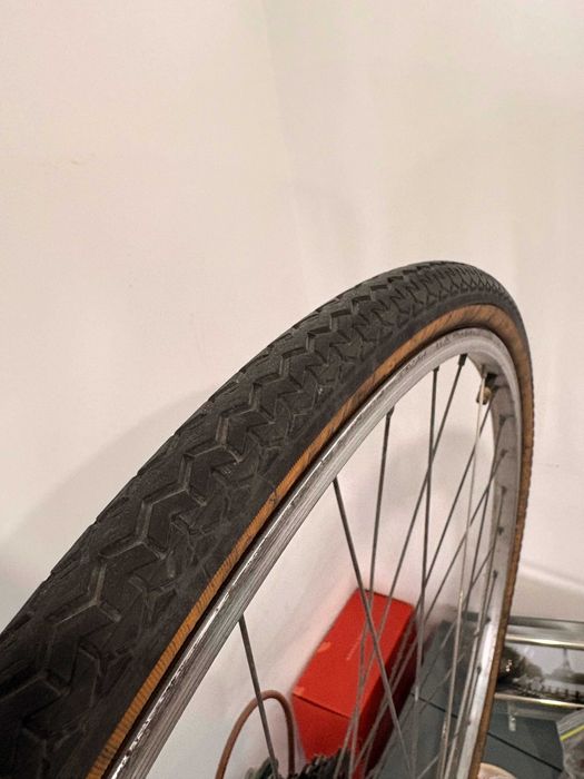 Bicicleta clássica de cidade 54cm — quadro de aço verde, selim de couro, com capacete, cadeado e bomba