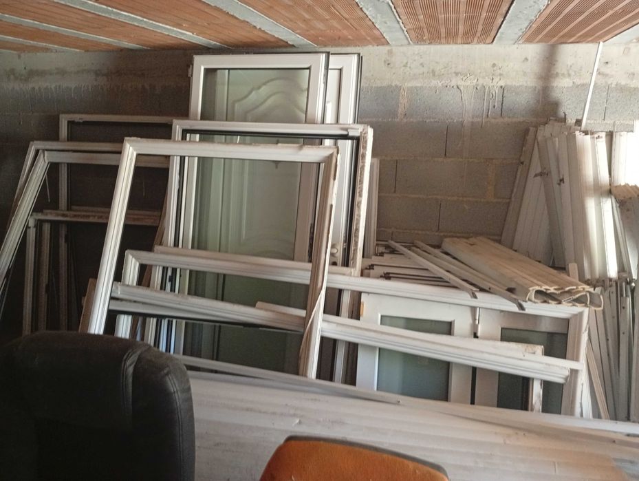 Conjunto de janelas portas e sacadas em alumínio branco com vidros duplos