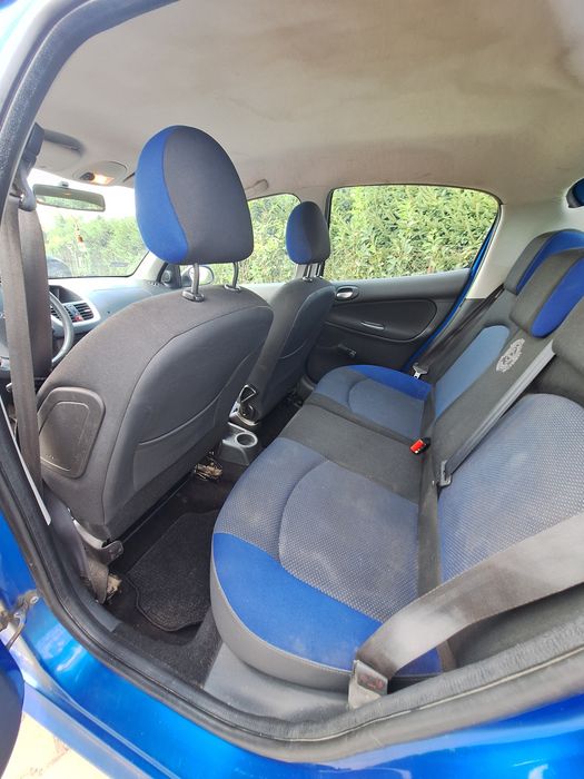 Niebieski Peugeot 206+
