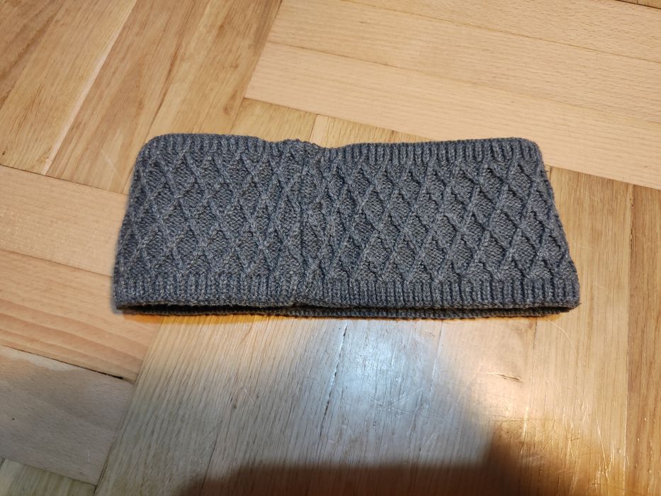 Popielata ciepła opaska na głowę z wełną