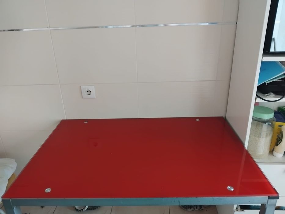 Mesa de vidro sem cadeiras