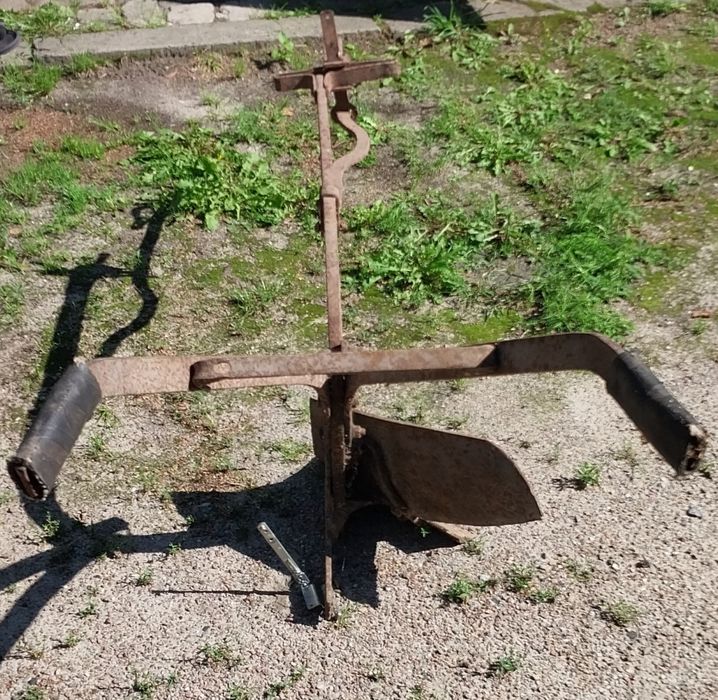Плуг кінний металевий