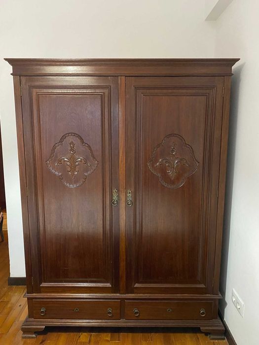 Roupeiro vintage em madeira maciça com motivo floral