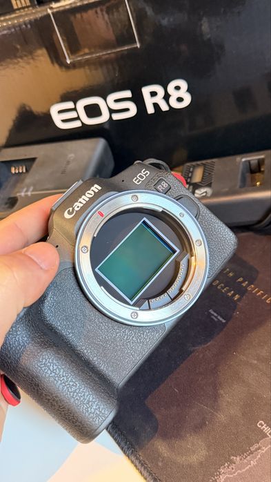 Canon R8 + RF 35mm 1.8 + RF 50mm 1.8 + 9 baterias + RIG SMALLRIG