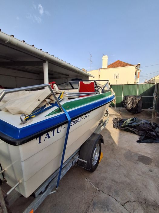 Barco com motor Honda