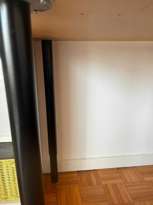 Secretária 60x140cm castanha com pernas ajustáveis em altura