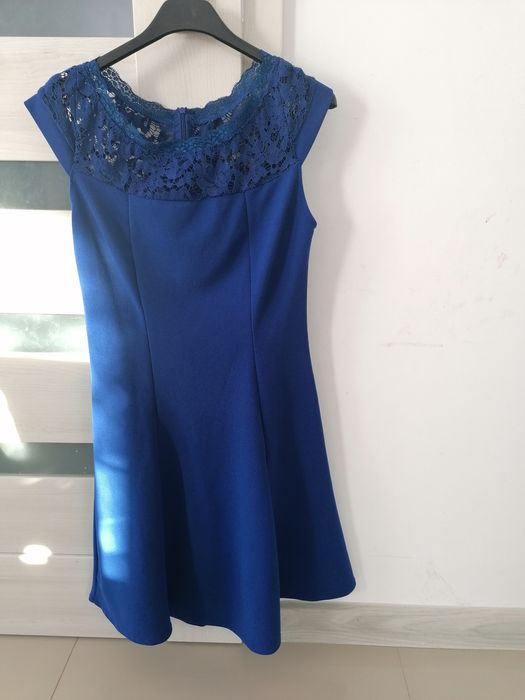 Niebieska sukienka z koronką